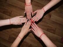 Навіщо люди носять на руці червону нитку: присядьте!